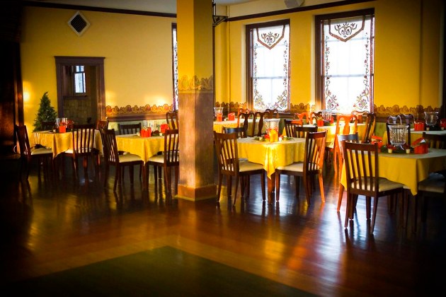 This image has an empty alt attribute; its file name is 365ac-pythian-castle-ballroom.jpg