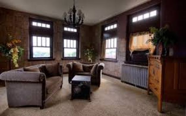 This image has an empty alt attribute; its file name is 4c9b9-pythian-castle-sitting-room.jpg